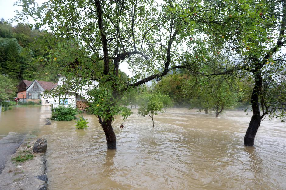 Obilna kiša izazvala je podizanje vodostaja rijeke Kupe i njenih pritoka koji su poplavili prometnice, kuće i vrtove