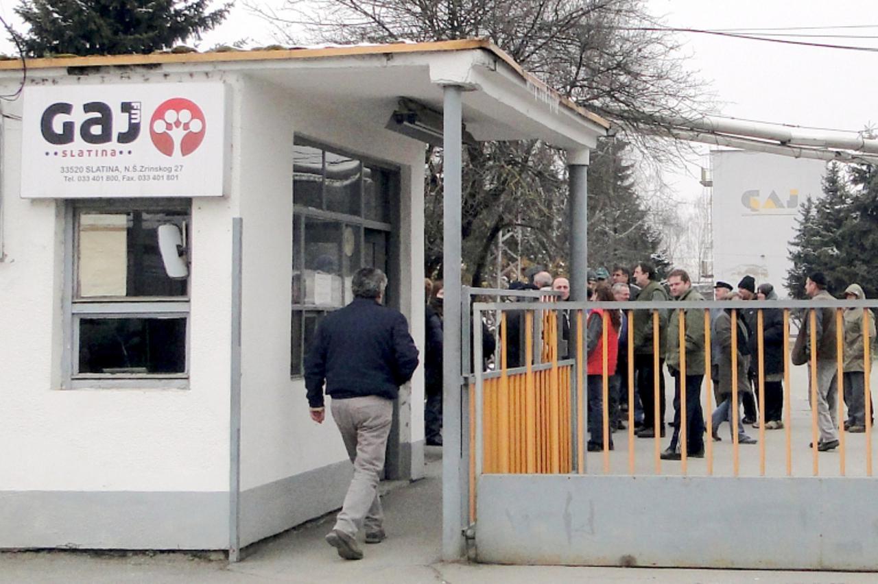 'slatina - 020311 - 330 zaposlenika nbajvece slatinske tvrtke Gaj Fm danas zaustavilo strojeve i odbija raditi sve dok im se ne isplati jedna od 2 zaostale place, te osigura strateski partaner za budu