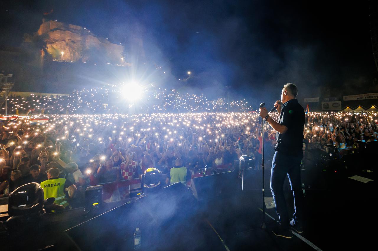 Koncert "Imotski ne zaboravi" na kojem nastupaju Bulić, Zečić i Thompson