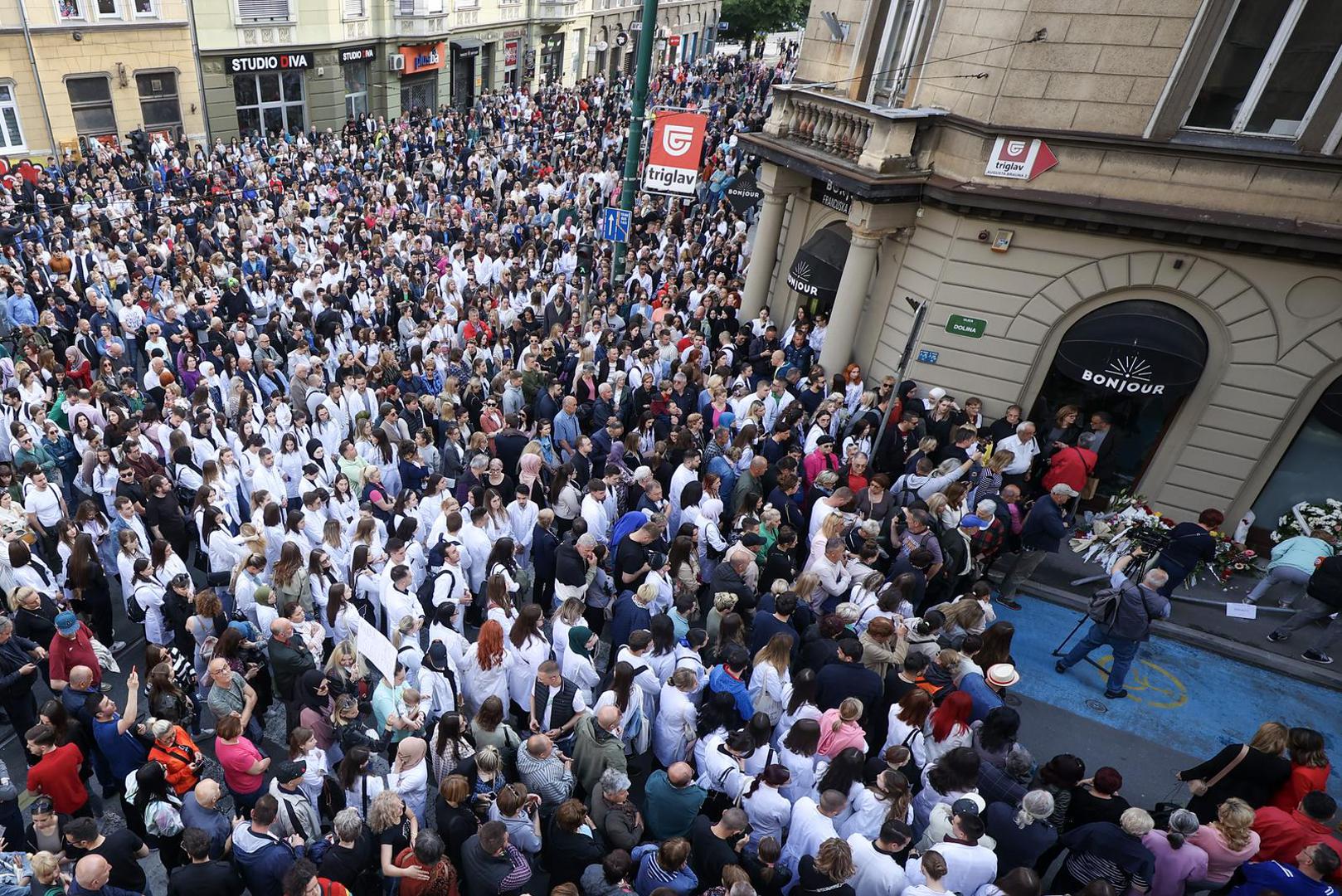 28.05.2023., Sarajevo, Bosna i Hercegovina - Nakon sto je u petak navecer u tragicnoj saobracajnoj nesreci ubijena mlada doktorica Azra Spahic, gradjani Sarajeva su odlucili odati joj pocast prosvjednim okupljanjem na mjestu nesrece.

 Photo: Armin Durgut/PIXSELL