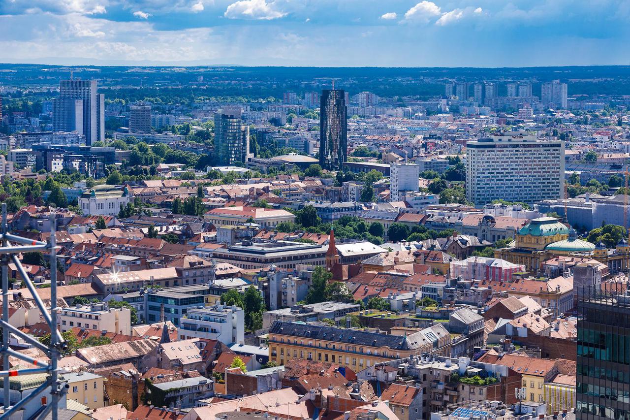 Zagreb: Pogled sa Zagrebačke katedrale na centar grada