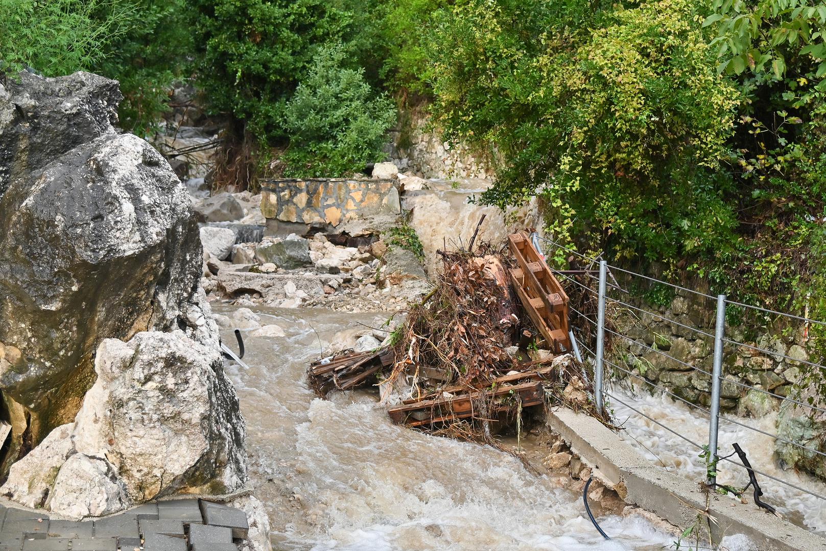 05.10.2024., Podgora - Jako nevrijeme gdje je palo do 140 litara kise po cetvornom metru strovilo je bujice na ulicama Podgore. Photo: Matko Begovic/PIXSELL