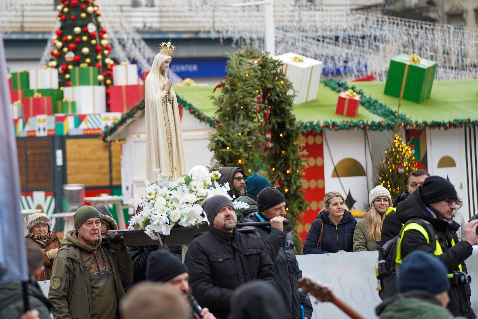 4.1.2025., Zagreb - Kao i svake prve subote u mjesecu, na Trgu bana Josipa Jelačića okupili su se molitelji s jedne strane i prosvjednici sa druge. Photo: Patricija Flikac/PIXSELL