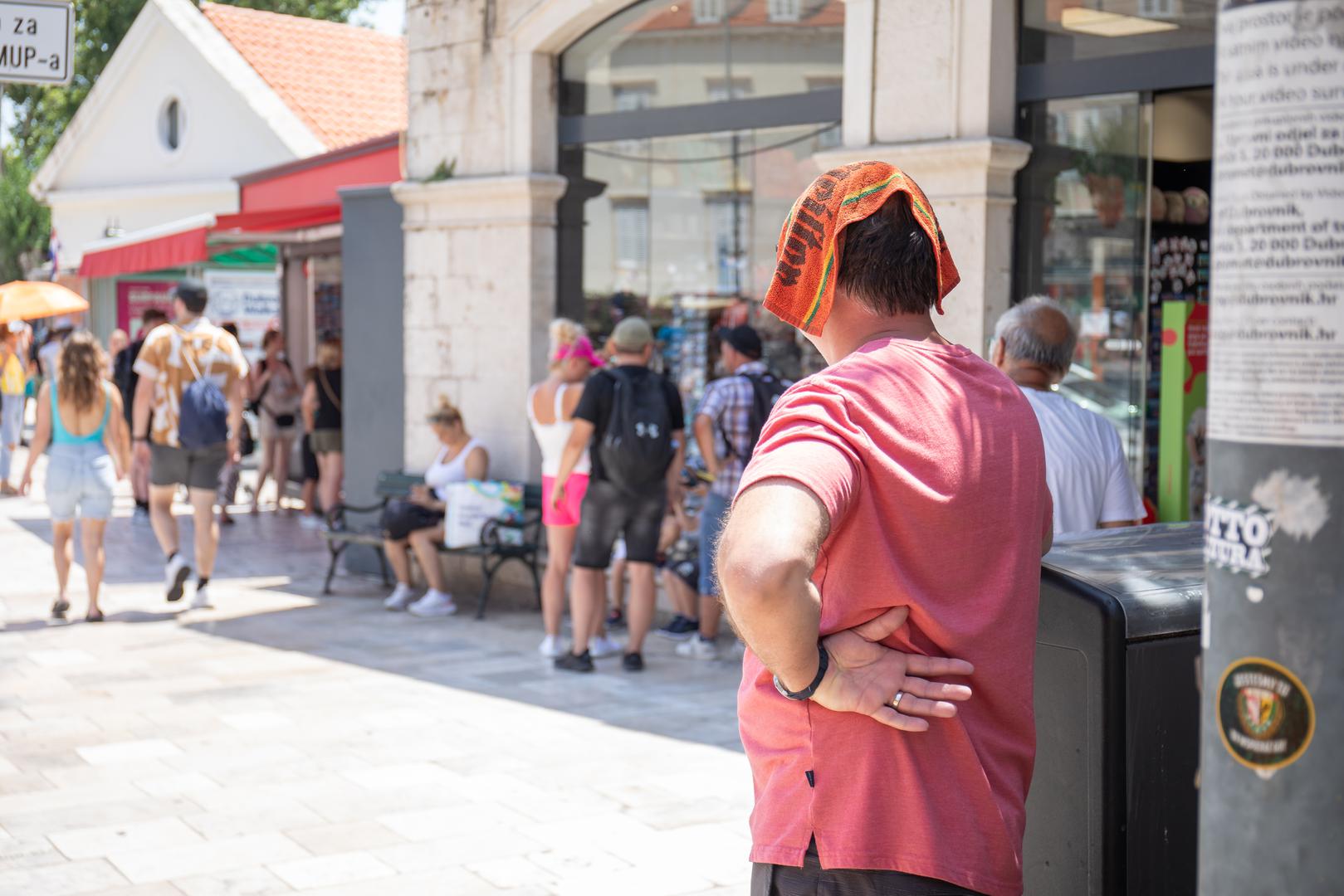 Kamenite ulice i povijesne znamenitosti grada privlače brojne posjetitelje, no temperature koje se penju preko 35 stupnjeva Celzija zahtijevaju improvizirana rješenja za hlađenje.