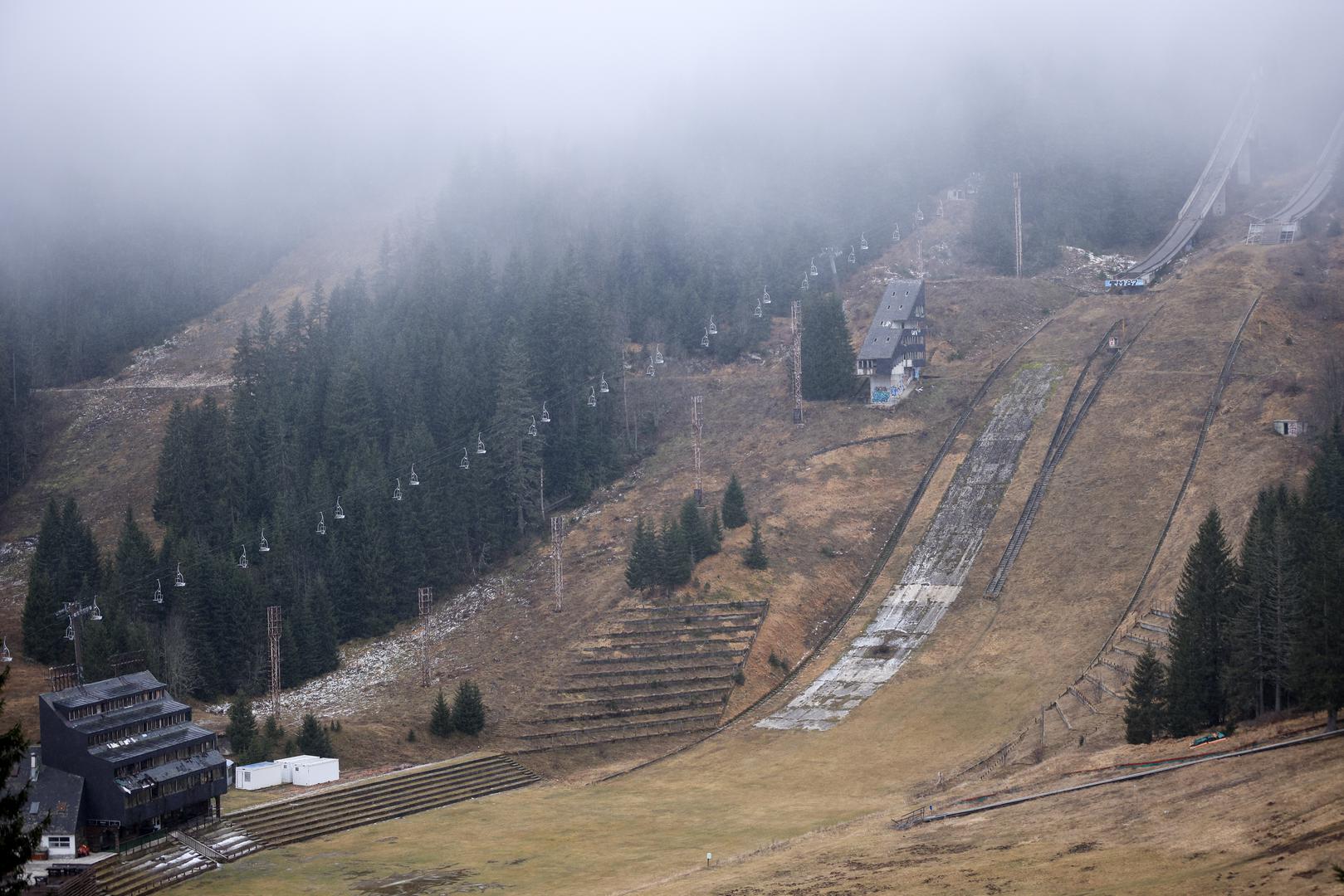 Inače, Međunarodni olimpijski odbor (MOO) Sarajevu je organiziranje olimpijskih igara povjerio u svibnju 1978. godine. Glavni grad BiH tada je pobijedio japanski Sapporo i švedski Goteborg. Pobjedu Sarajevu uz ostalo je osigurala i činjenica da je ono nudilo borilišta u razmaku od 30 kilometara od središta grada što ni Japanci niti Šveđani nisu mogli ponuditi.