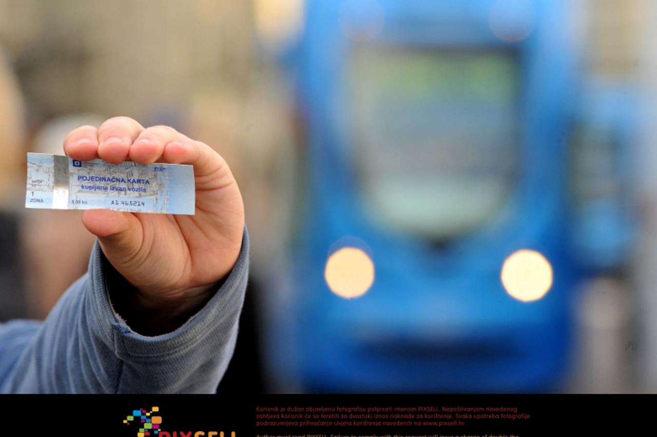 '22.12.2011., Zagreb - Iz Zagrebackog elektricnog tramvaja najavljeno je  poskupljenje javnog prijevoza, karta bi trebala kostat 15kn, a djacki pokaz 175kn, te bi se ukinulo placanje karte SMS-om.   P