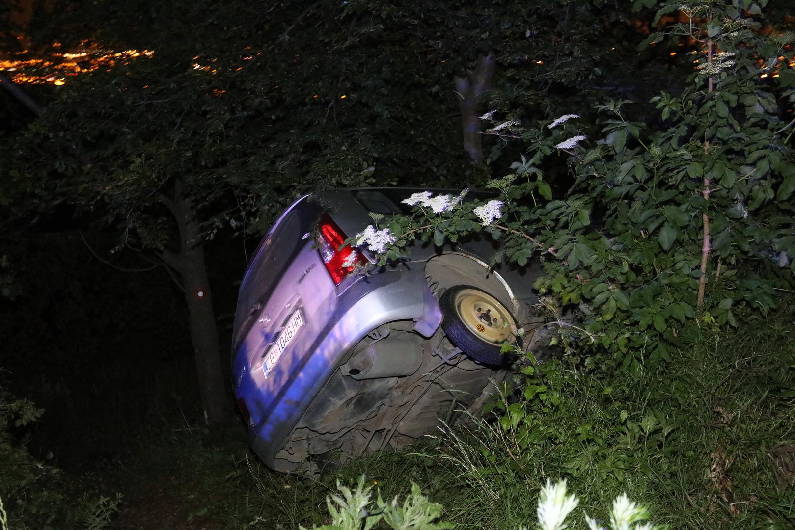 23.05.2020., Zagreb - Izvlacenja automobila koji je sletio sa Sljemenske ceste. 
Photo: Borna Filic/PIXSELL