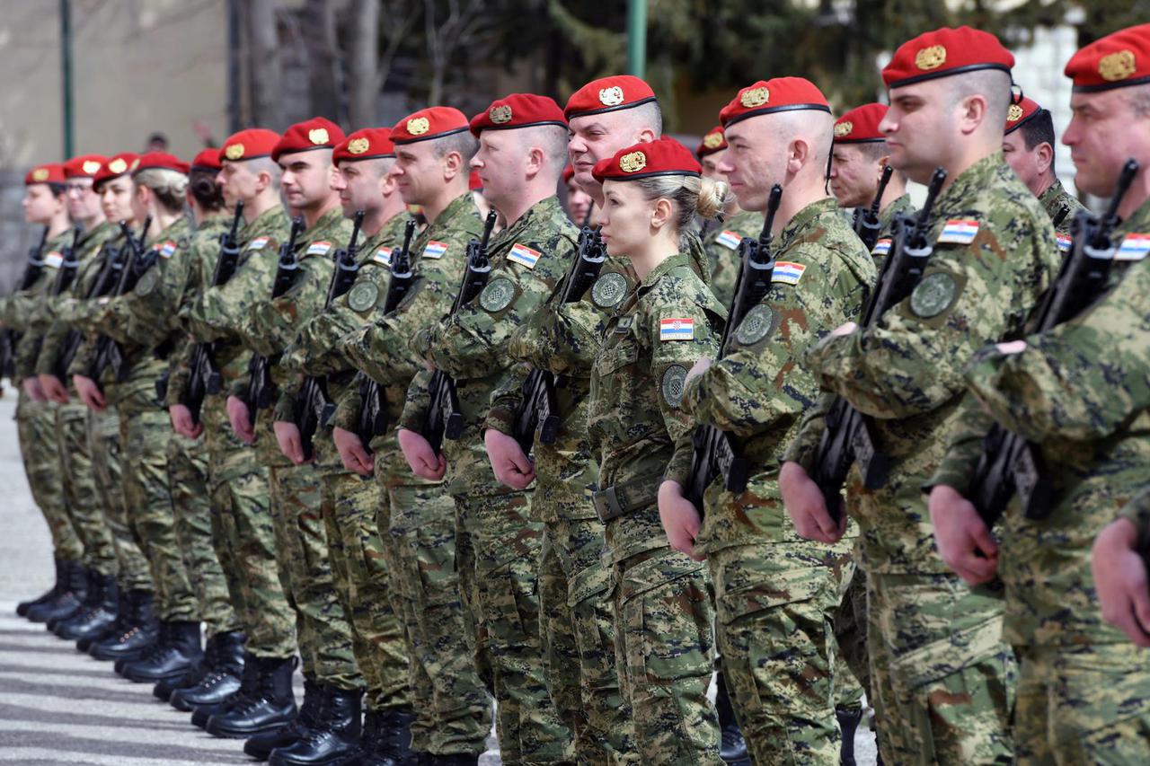 Knin: Ministar obrane Ivan Anuši? obišao pripadnike Gardijske mehanizirane brigade u vojarni 4. gardijske brigade Pauci 