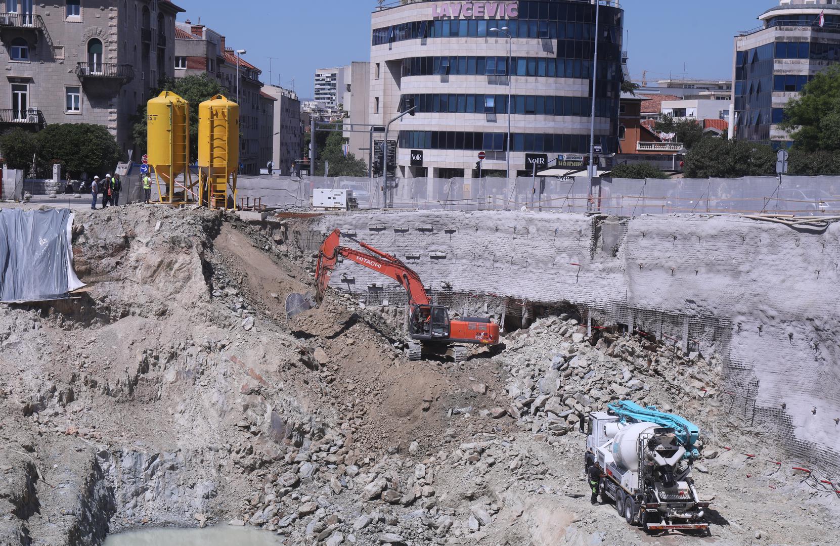 Stanari tog dijela grada su zabrinuti te strahuju od urušavanja ceste, sudeći po reakcijama na društvenim mrežama.  "Zatrpavali su cijelo jutro s materijalom s gradilišta, ali ga je onda nestalo, pa će nastaviti ujutro. Vidimo da je problem u 'pilotima', voda je samo izgurivala 'tupinu", prepričao je jedan od stanara za Dalmatinski portal.