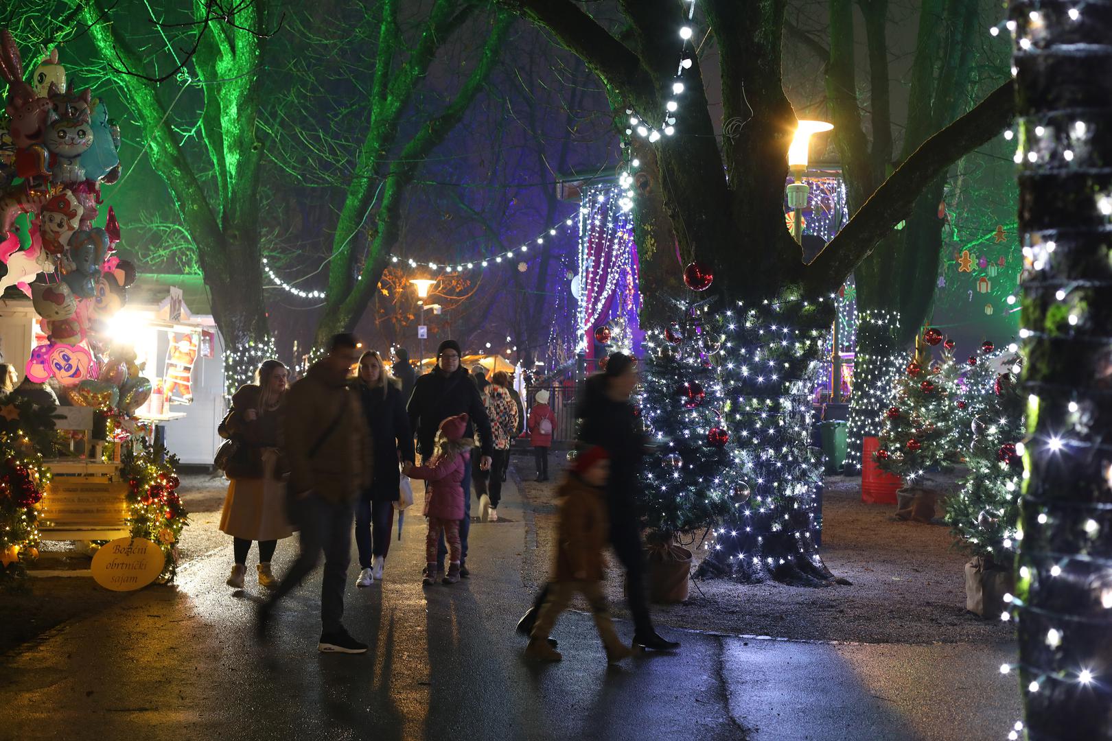 16.12.2022., Karlovac - Svecano otvorenje manifestacije Advent u Karlovcu. Osim bogate ugostiteljske i zabavne ponude po prvi puta posjetitelji ce u sklopu Adventa moci uzivati na klizalistu i sanjkalistu. Photo: Kristina Stedul Fabac/PIXSELL