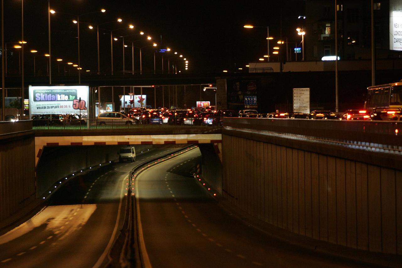 Zagreb: Puknu?e cijevi u podvožnjaku Slavonske avenije otežalo promet