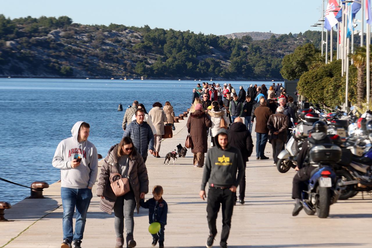 Šibenik: Brojni Šibenčani sunčan dan iskoristili za šetnju uz more te opuštanje na terasama kafića