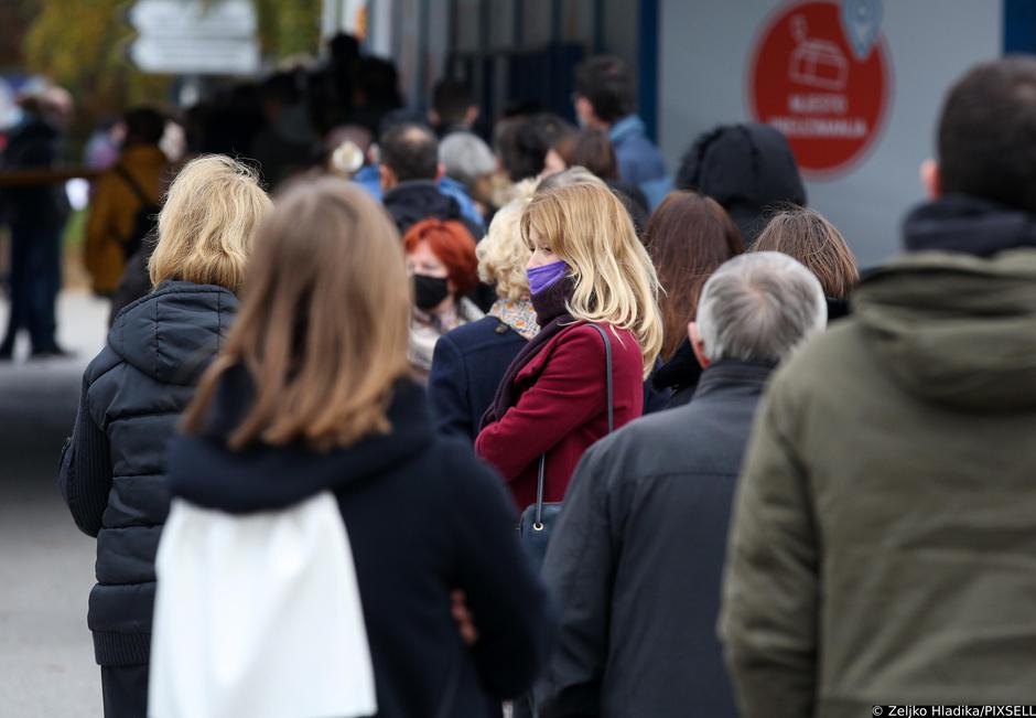 Velike gužve za cijepljenje na Zagrebačkom Velesajmu