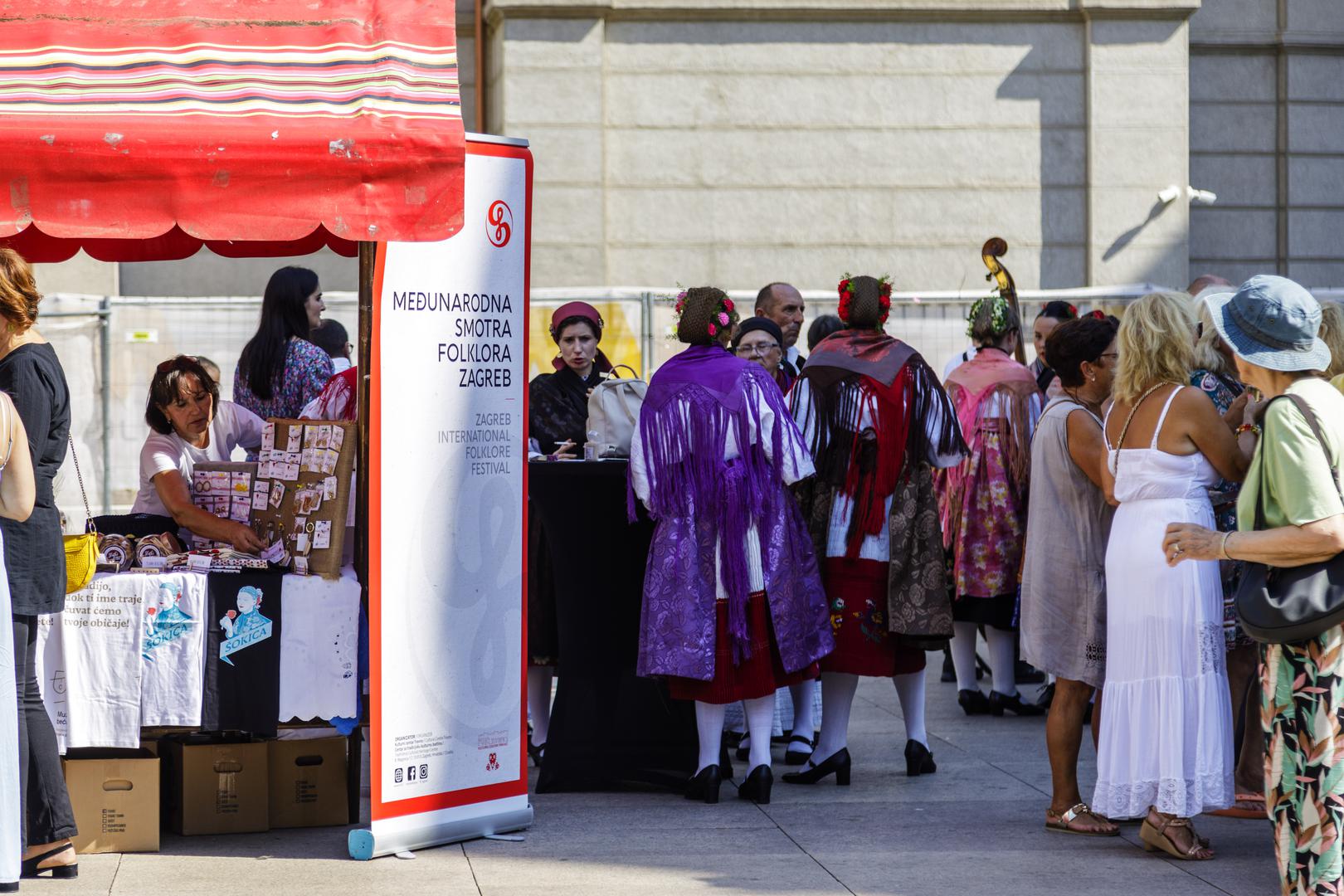 Ni vrućina nije spriječila folkloraše, koji su se uoči održavanja Međunarodne smotre koja starta 17. srpnja, okupili na Cvjetnom trgu