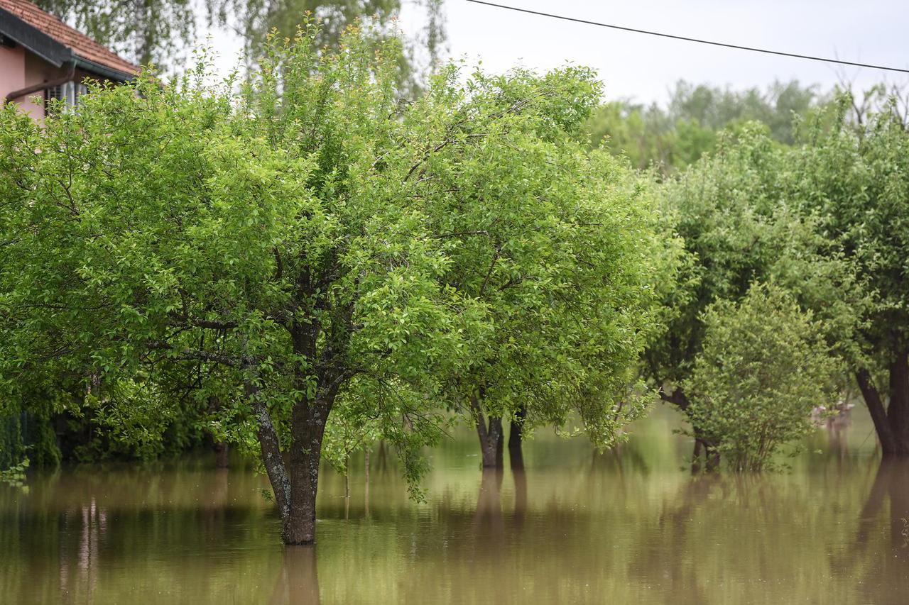 Karlovac: Vatrogasci i Crveni križ dostavljaju kruh građanima koji su u svojim kućama