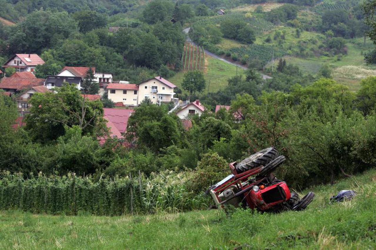 traktor,prevrnuo se traktor (1)