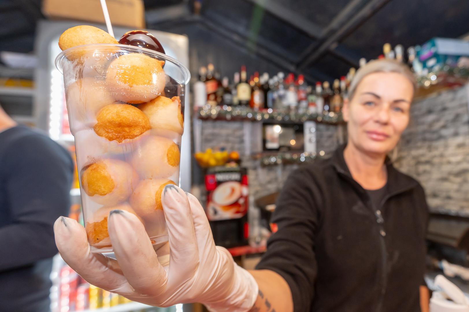 UGOSTITELJI SE NATJEČU tko će ponuditi bolje i originalnije jelo... Nađu se tu burgeri od tripica, ćevapi u tortilji, drukčije sarme, janjetina i biža, rižota, lignje, maštoviti burgeri, bakalari, jela od divljači... Neizostavne su, naravno, i fritule. Ivana Surač deset godina sama priprema smjesu za te slatke zalogajčiće i mnogima su njezine fritule iz kućice Kod rođee najbolje