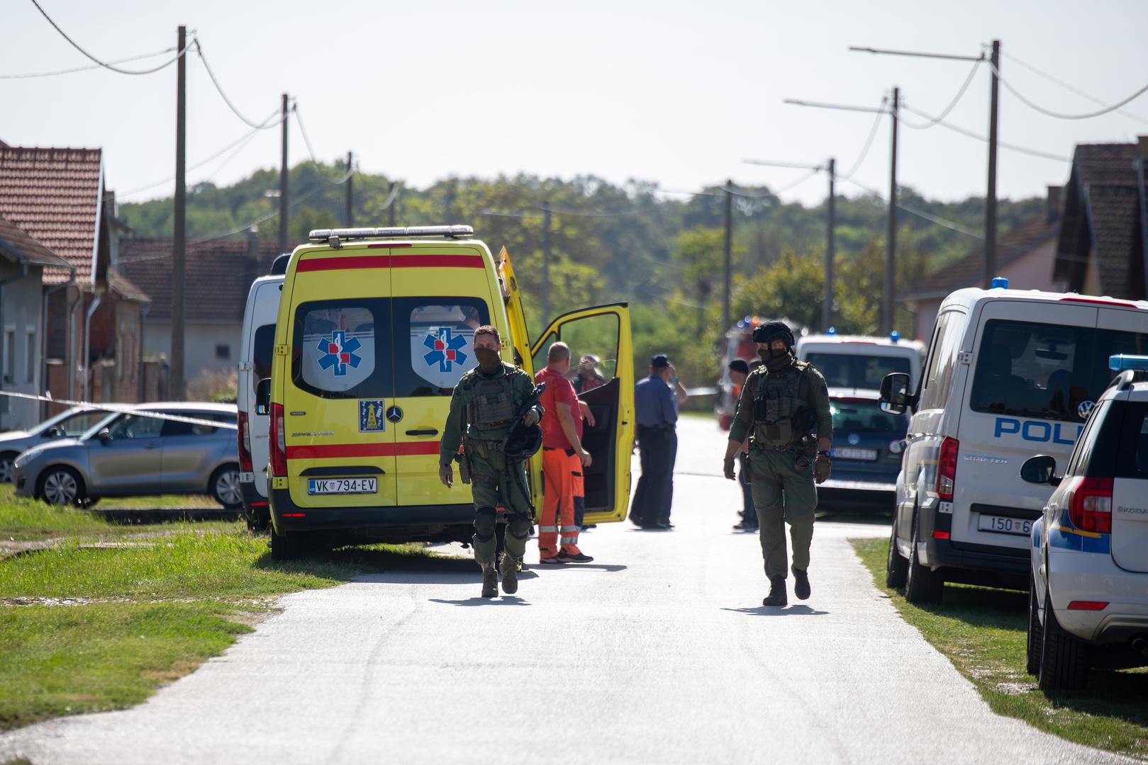 03.10.2023.,Tordinci - Muskarac se posvadjao sa susjedima, bacio im molotovljev koktel na kucu te se polio benzinom i zatvorio u svoju kucu. Photo: Borna Jaksic/PIXSELL