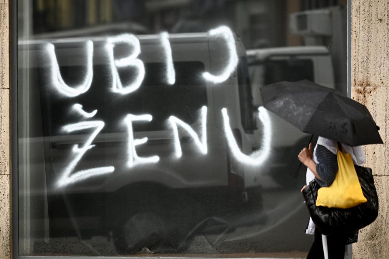 Zagreb: Potresni grafit "Ubij ženu" na jednom od izloga na glavnom gradskom Trgu