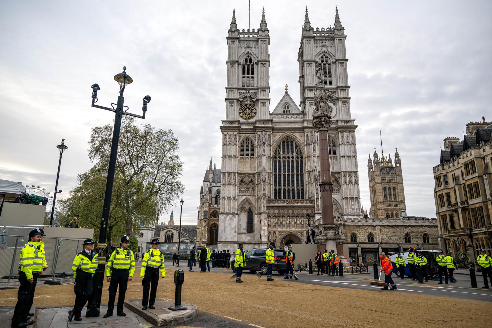 06 May 2023, Great Britain, London: The street in front of Westminster Abbey is prepared for the arrival of the king. Hundreds of thousands of people are expected on the streets of London for the coronation of King Charles III. Photo: Sina Schuldt/dpa Photo: SINA SCHULDT/DPA