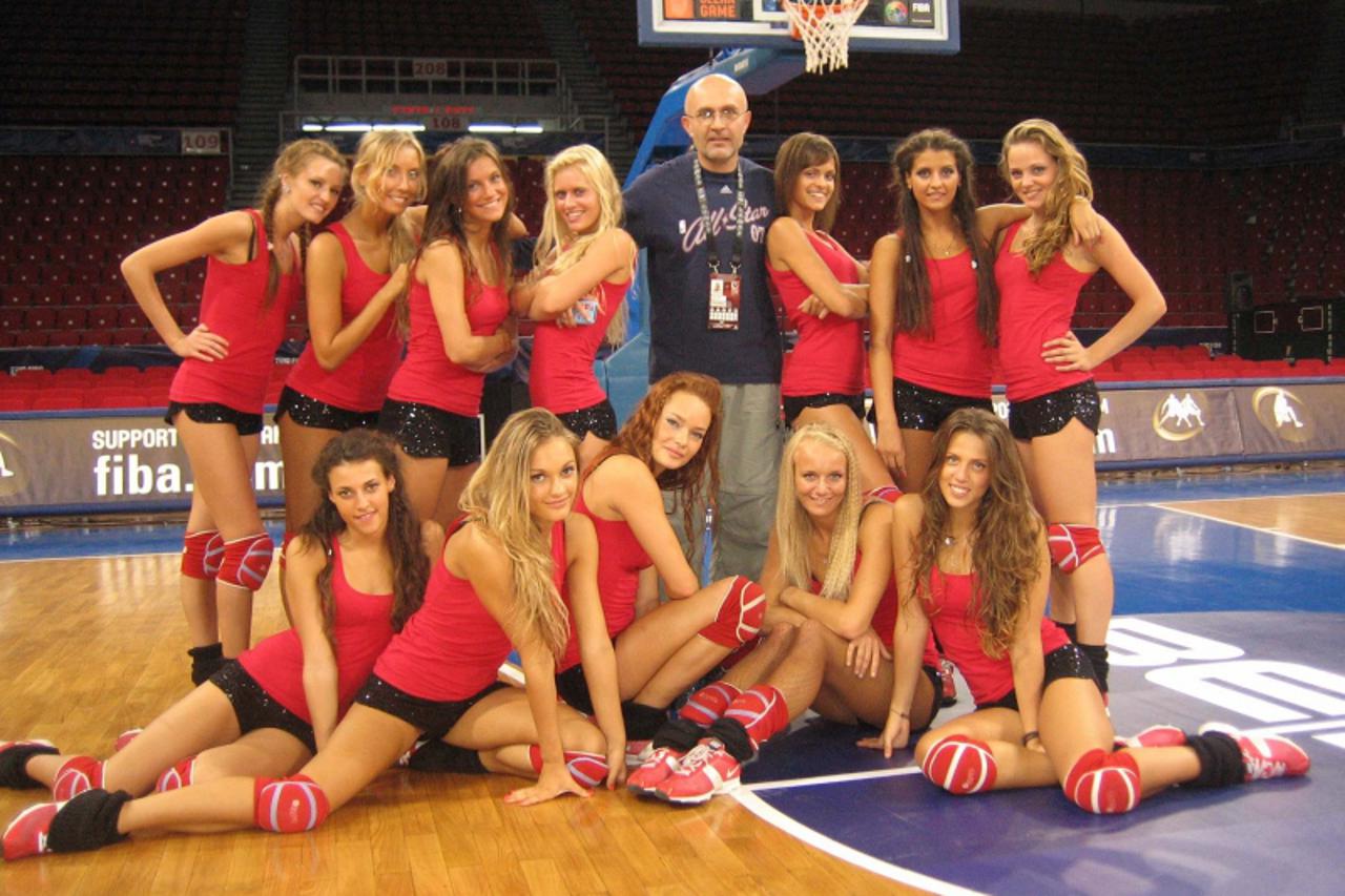 \'Istanbul, 01.09.2010. Vecernjakov novinar Drazen Brajdic s plesacicama moskovskog CSKA\'