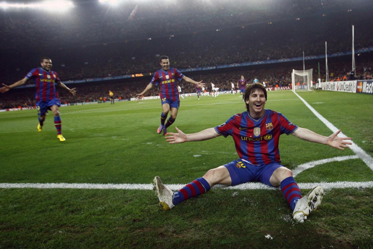 'Barcelona\'s Lionel Messi (R) celebrates after scoring against Arsenal during their Champions League quarter-final, second leg soccer match at Nou Camp stadium in Barcelona April 6, 2010.   REUTERS/A