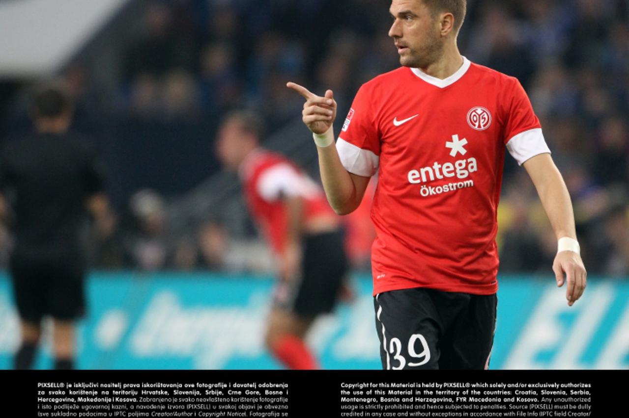 'Fußball Bundesliga, 5. Spieltag, FC Schalke 04 - 1. FSV Mainz 05 am 25.09.2012 in der VeltinsArena in Gelsenkirchen. Der Mainzer Ivan Klasnic gestikuliert auf dem Spielfeld. Foto: Friso Gentsch/dpa (