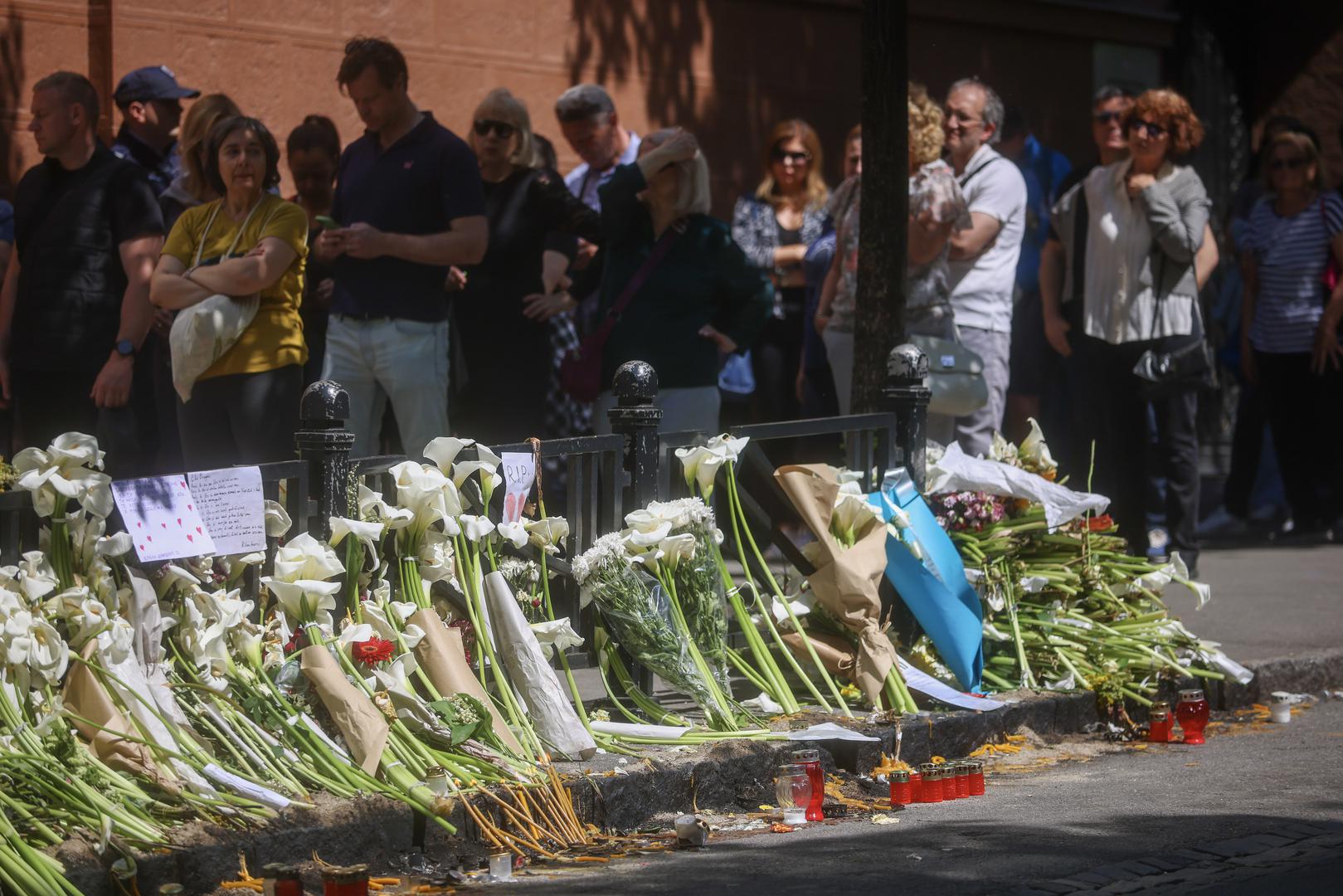 07.05.2023., Beograd, Srbija - Veliki broj gradjana dosao je ispred osnovne skole "Vladislav Ribnikar”, kako bi se upisao u knjigu zalosti. Photo: Armin Durgut/PIXSELL