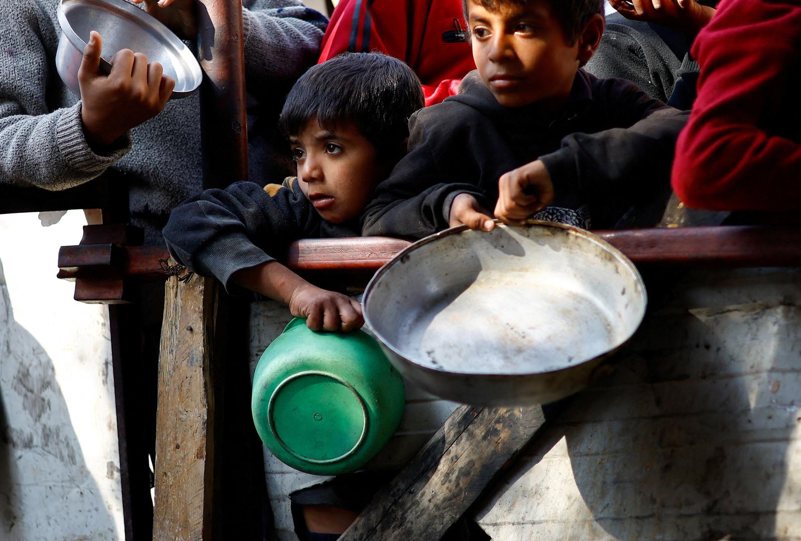 FILE PHOTO: Palestinians wait to receive food cooked by a charity kitchen amid shortages of food supplies, amid the ongoing conflict between Israel and the Palestinian Islamist group Hamas, in Rafah in the southern Gaza Strip, January 16, 2024. REUTERS/Ibraheem Abu Mustafa/File Photo Photo: IBRAHEEM ABU MUSTAFA/REUTERS