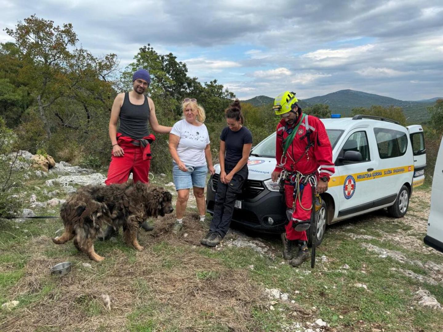 Pas je zbrinut u kaštelanskom azilu Animalis. 24sata navode kako je vjerojatno preživio na klaoničkom otpadu koji su ljudi bacali u jamu. Članovima splitskog HGSS-a najveća je briga bila hoće li ih pas ugristi, ali on je cijelo vrijeme bio samo preplašen.
