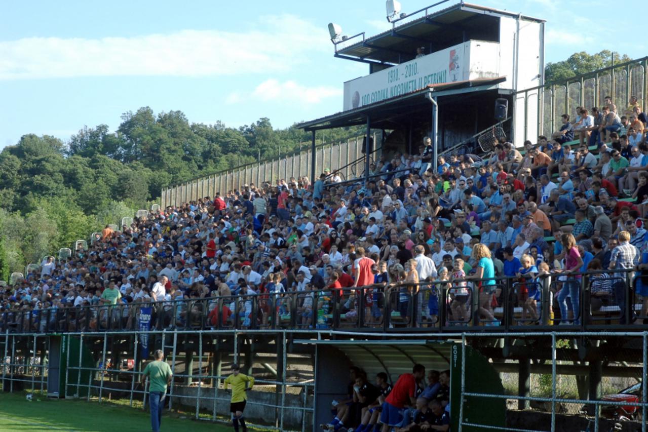 'sport - 07.07.2010., Petrinja - Veliki broj navijaca ispunio je tribine  Gradskog stadiona i tako sudjelovali u obiljezavanju 100 godina nogometa u Petrinji. Photo:Nikola Cutuk/PIXSELL'