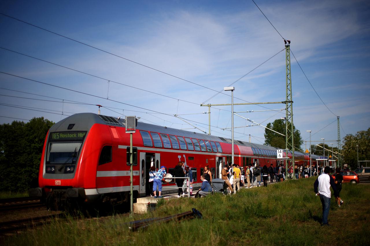 Public transport operators offer a nationwide special nine-euro ticket