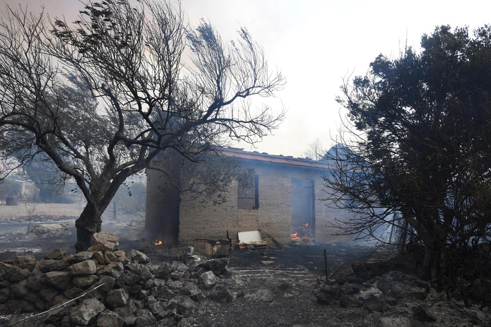 13.07.2023.,Sibenik - U gašenju požara otvorenog prostora koji je izbio na lokaciji Grebaštica u Šibensko-kninskoj županiji, trenutno sudjeluje 79 vatrogasaca sa 28 vatrogasnih vozila, Intervencijska vatrogasna postrojba Šibenik, 3 protupožarna zrakoplova Canadair CL-415, 2 protupožarna zrakoplova Air Tractor. Photo: Hrvoje Jelavic/PIXSELL