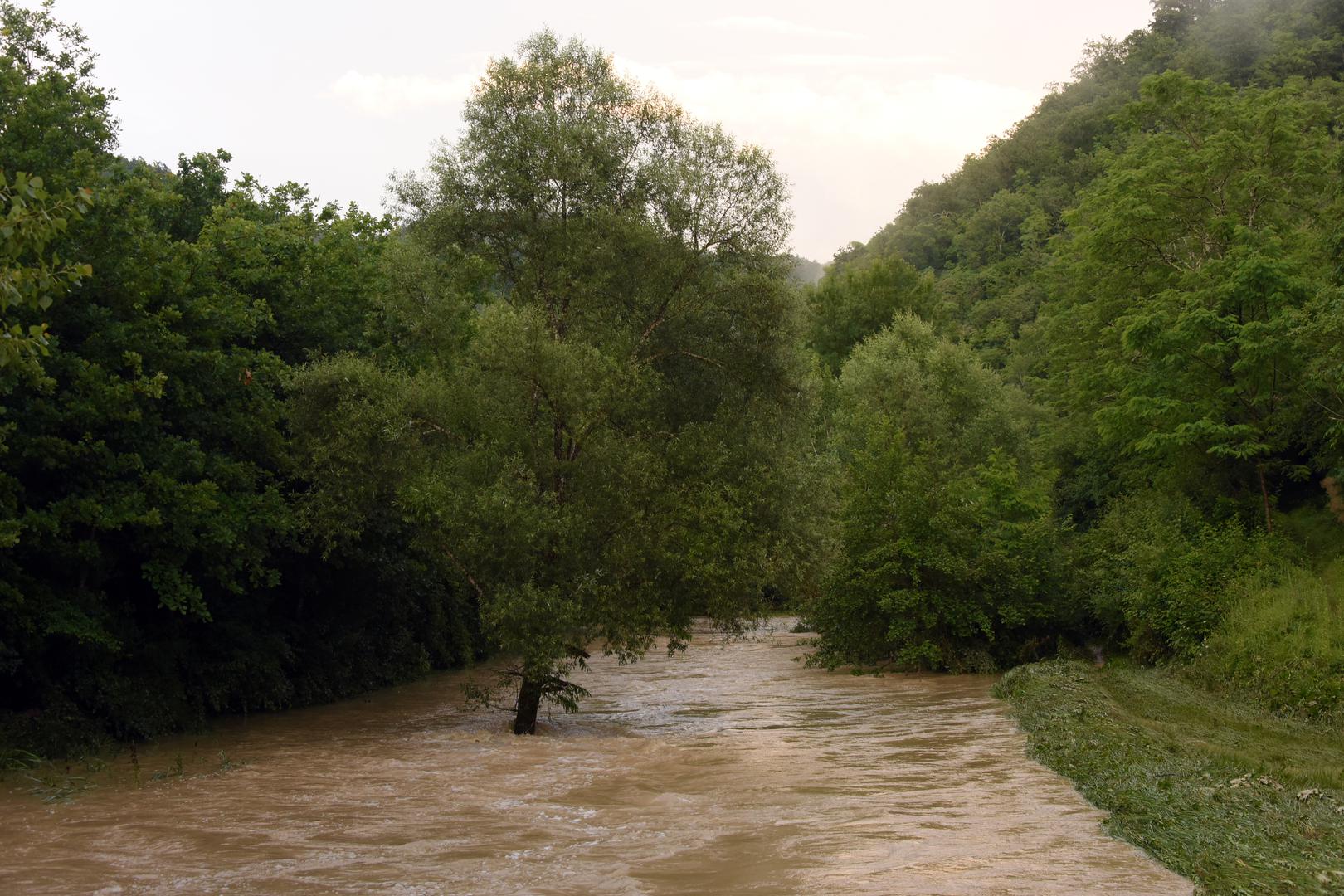 Vjetar će biti slab i umjeren jugozapadni i zapadni, na moru i jugo. Najniža jutarnja temperatura bit će od 11 do 16, na obali i otocima između 14 do 19 °C. Najviša dnevna od 21 do 26 °C.