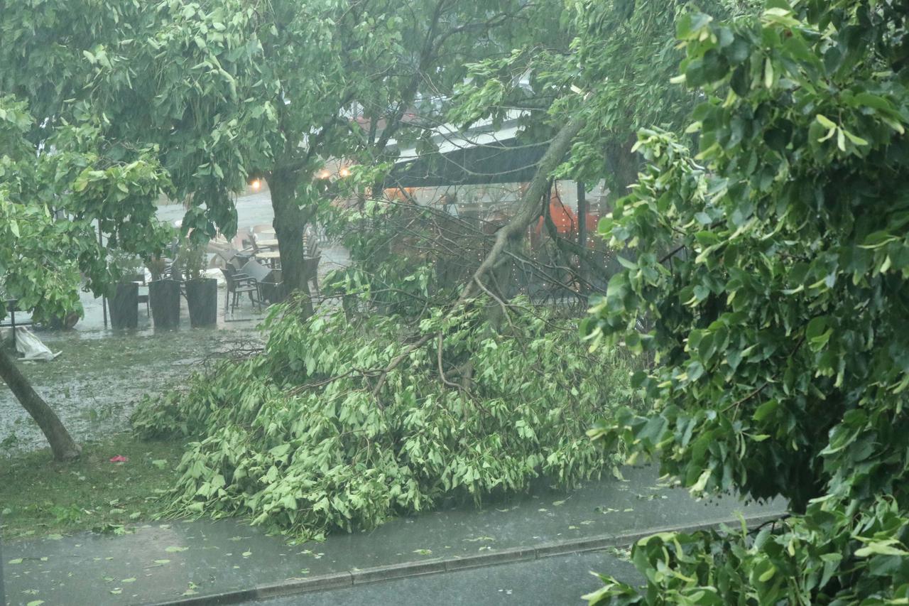 Nezapamćeno nevrijeme u Zagrebu:  Vjetar nosio krovove