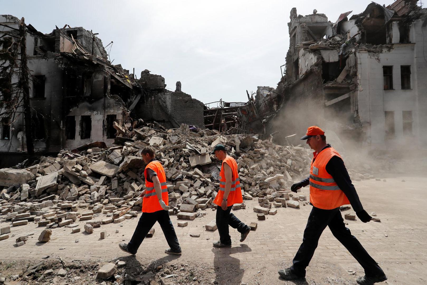 Emergency management specialists and volunteers remove the debris of a theatre building destroyed in the course of Ukraine-Russia conflict in the southern port city of Mariupol, Ukraine April 25, 2022. REUTERS/Alexander Ermochenko Photo: Alexander Ermochenko/REUTERS