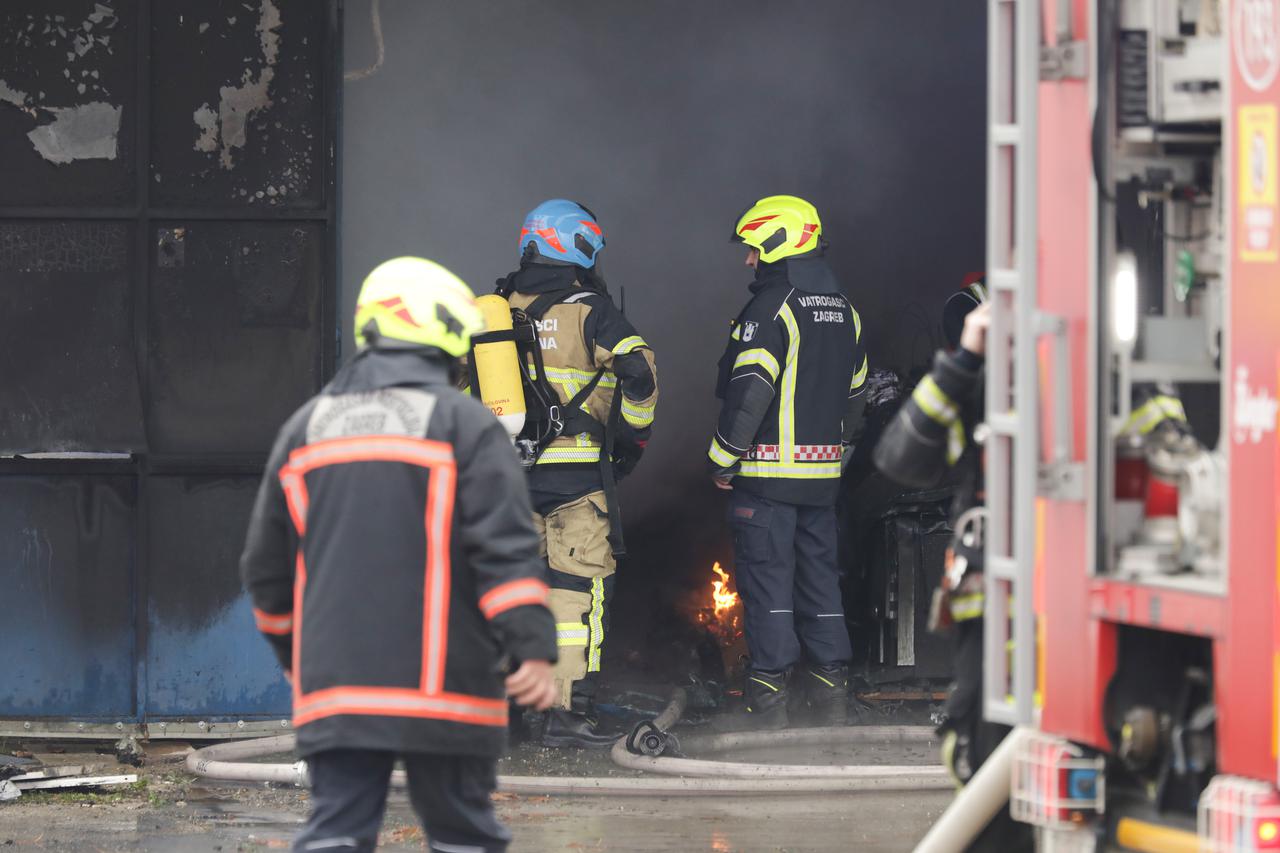 Zagreb: Požar u skladištu u Sesvetama