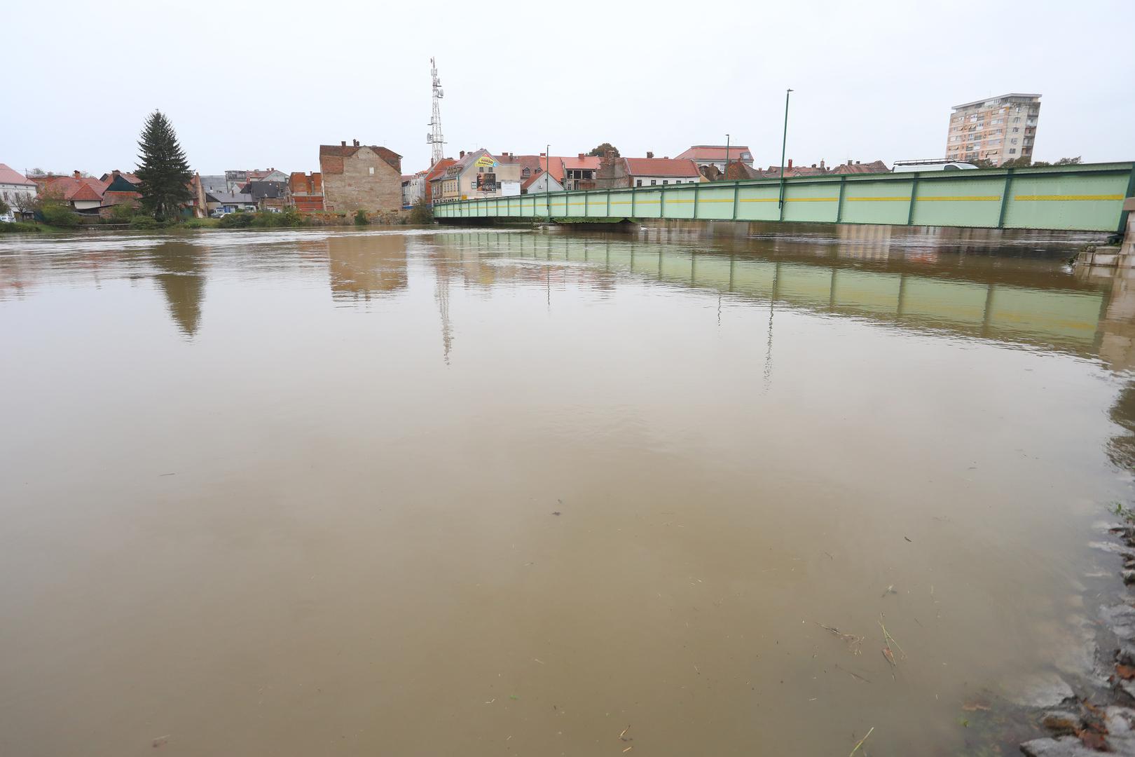 04.10.2024., Karlovac - Zbog visokog vodostaja rijeke Kupe koji je u 9 sati bio na 768 cm proglasene su izvanredne mjere od poplava.  Photo: Kristina Stedul Fabac/PIXSELL