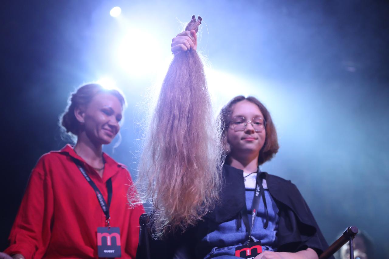 Zagreb: Djevojčica Pavla iz Ukrajine ošišala svoju dugu kosu na koncertu Artema Pivarova