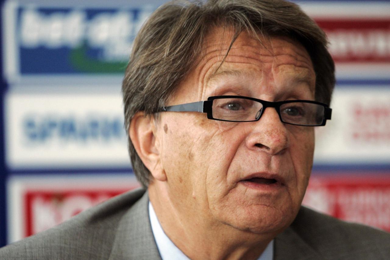 'Bosnia\'s national soccer team coach Ciro Blazevic talks to reporters during a news conference in Sarajevo September 30, 2009. Bosnia will play in World Cup 2010 qualifying soccer matches against Est