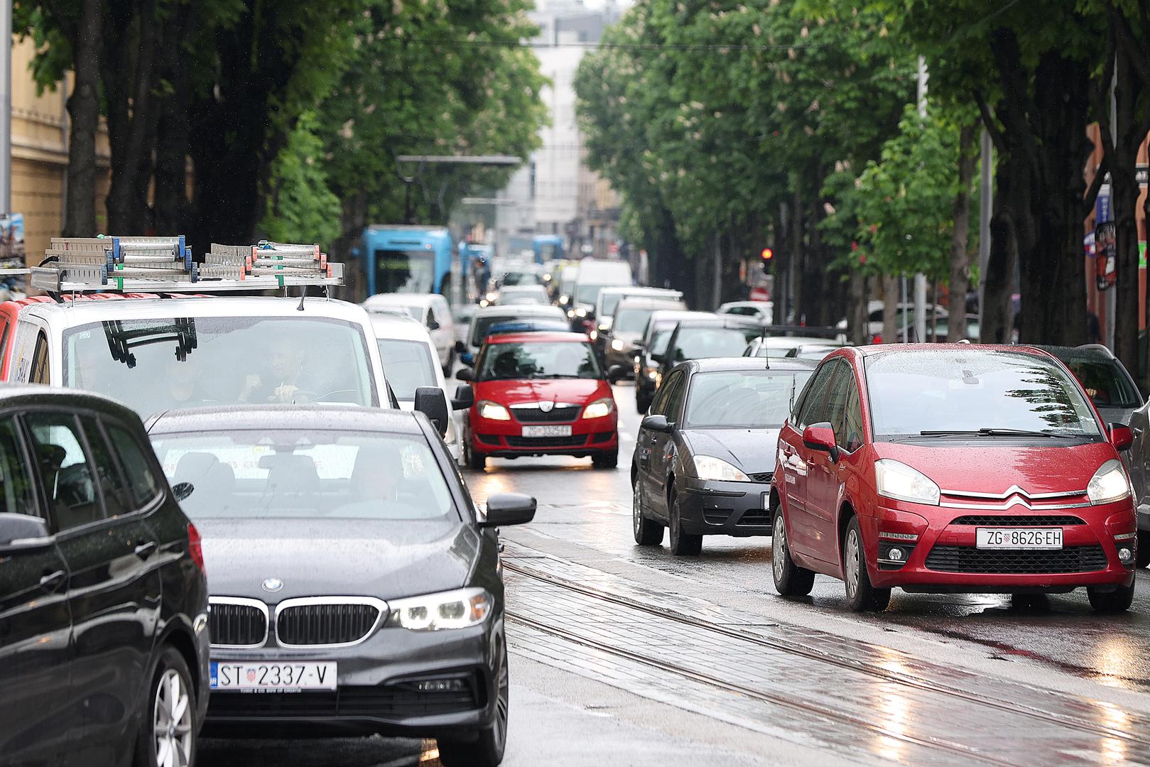 Vozite, vozite, kad vam s auta nešto otpadne. Niste baš sigurni što bi to moglo biti, ali auto vam je i dalje u voznom stanju pa zaključujete da taj komad plastike nije toliko bitan. Može on i ostati na cesti… Ne bi trebao! Morate ga pokupiti s ceste da ne ugrozite sigurnost ostalih vozača. Ne učinite li to, kazna je 130 eura.