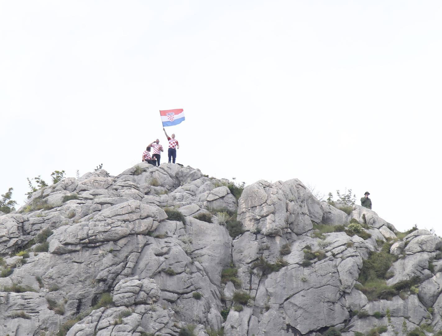 Nekoliko navijača utakmicu je pratilo i s planine...