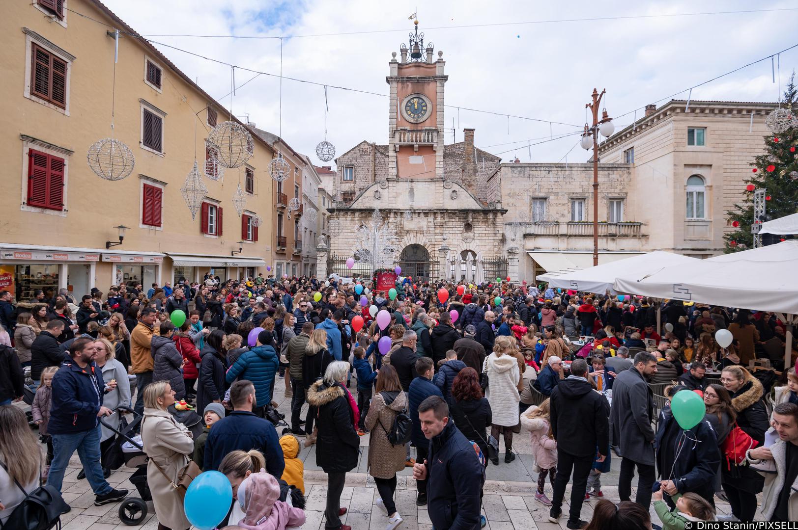 31.12.2022., Zadar - Nekoliko stotina malisana pustanjem balona proslavilo je Djecju Novu godinu u podne na Narodnom trgu.  Photo: Dino Stanin/PIXSELL