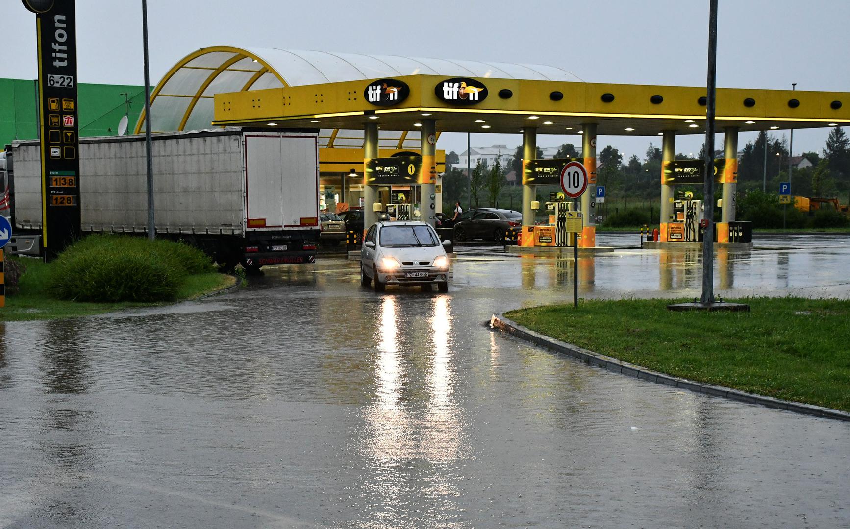 08.06.2023., Pozega - Snazno nevrijeme zahvatilo Pozestinu i grad Pozegu. Obilan pljusak oko 18 sati zamracio je nebo, upalila se javna rasvjeta, a velika kolicina vode preplavila je prometnice i napravila prometni kolaps na vise mjesta u gradu.  U Osjeckoj ulici u Pozegi voda je prekrila prometnicu, tako da su neki automobili ostali zarobljeni. Policija i vatrogasci su na terenu, a promet se preusmjerava.  Photo: Ivica Galovic/PIXSELL