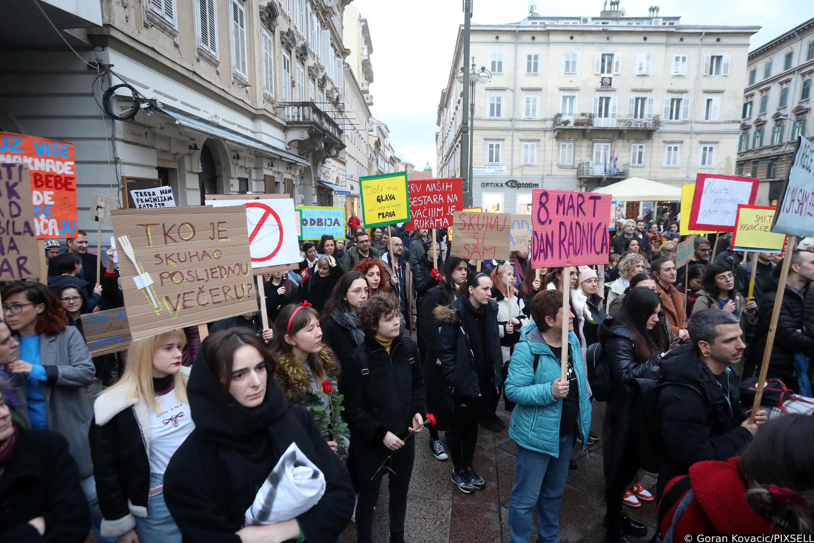 08.03.2023., Rijeka - Prosvjedni sesti po redu Nocni mars za Osmi mart pod nazivom "Borim se ko zensko",  od hotela Continental do Jadranskog trga, posvecen je nasilju nad zenama i femicidu.  Photo: Goran Kovacic/PIXSELL