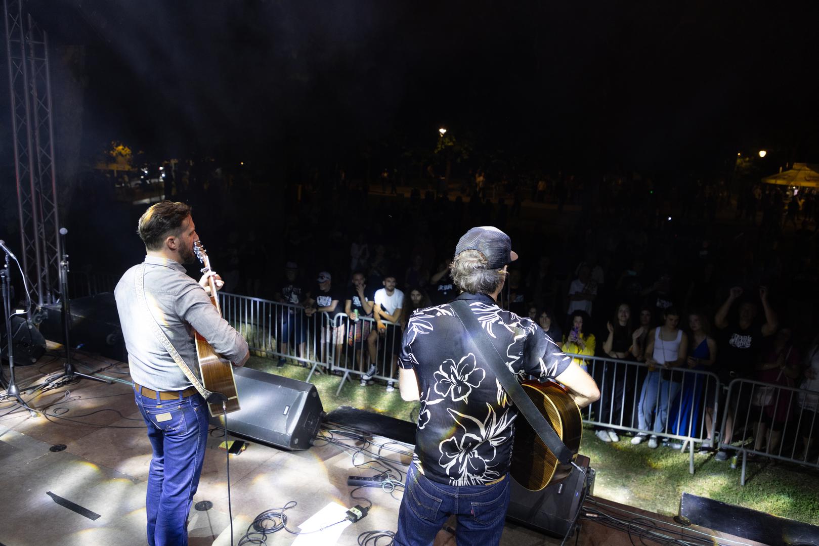 Kao lokalna podrška, festiva je otvorio blues-band D’Bluz, bend Sunnysiders su predstavili novi videospot, dok tradicionalni Welcome Jam koncert ove godine preuzinaju Martina Bakić i Duška Brčić-Šušak iz The Voicea. Njima se večeras trebao pridružiti i Martin Kosovec, no on će ipak nastupiti sutra.