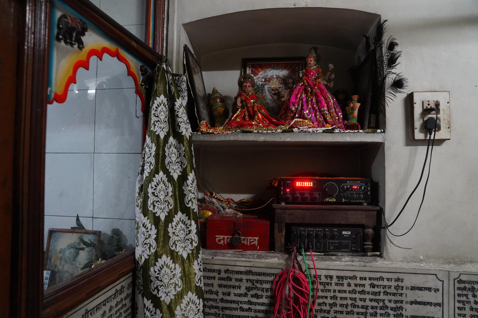 19 July 2024, India, Varanasi: This is the prayer corner in the Mukti Bhawan (House of Salvation) with figures of Hindu gods. Photo: Anne-Sophie Galli/dpa Photo: Anne-Sophie Galli/DPA