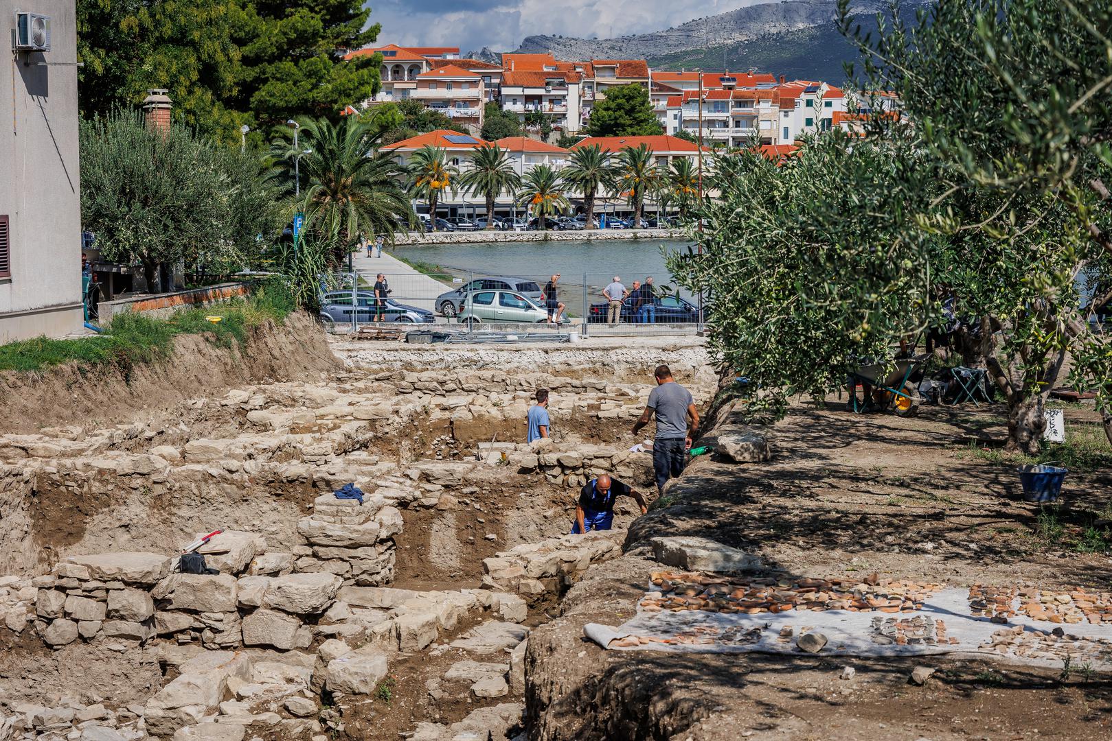 26.09.2024., Stobrec  - Prapovijesno Arheolosko nalaziste u centru Stobreca posjetila je ministrica Nina Obuljen Koezinek u pratnji Marine Ugarkovic. Photo: Zvonimir Barisin/PIXSELL