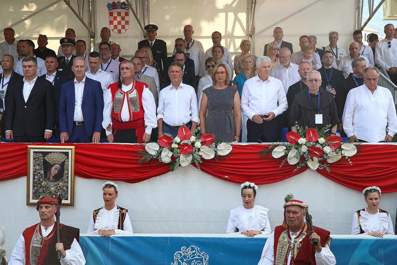 Atmosfera je vesela, a sudionicima i organizatorima zasigurno je drago što su temperature ove godine malo niže no dosadašnjih, pa je manifestaciju ugodnije pratiti.