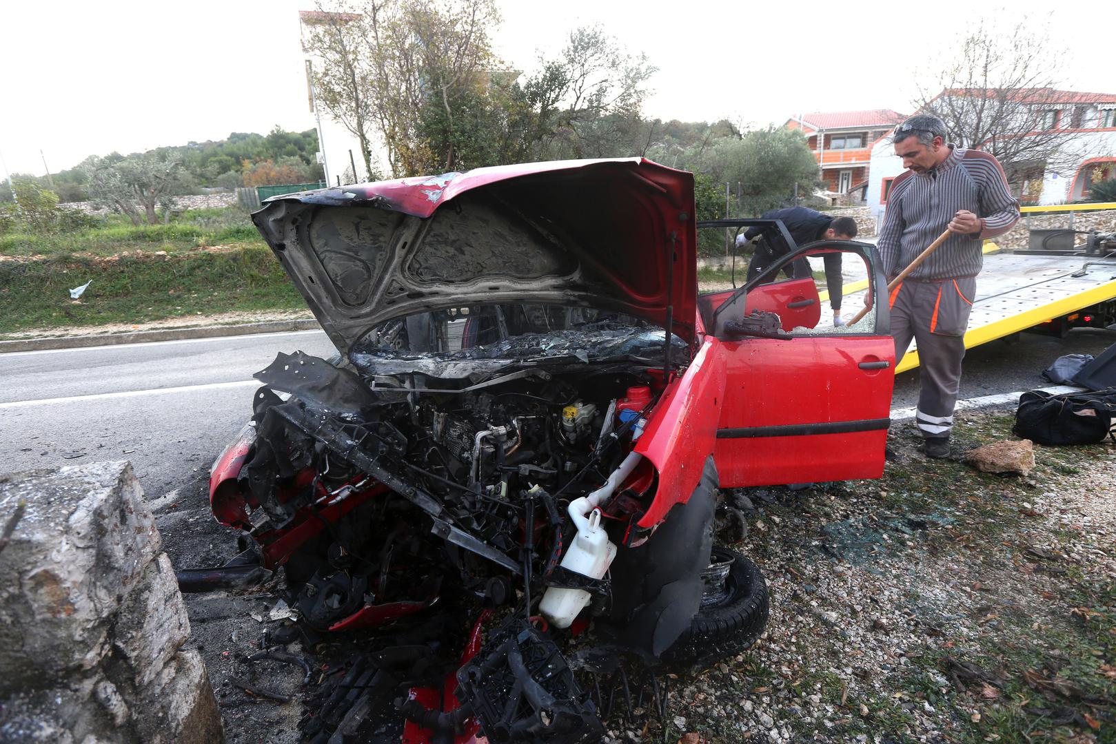 Automobil se zaletio u zid nakon čega je potpuno izgorio.